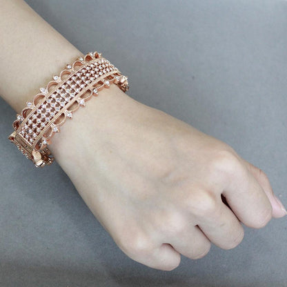 A Roundabout Gold Bangle